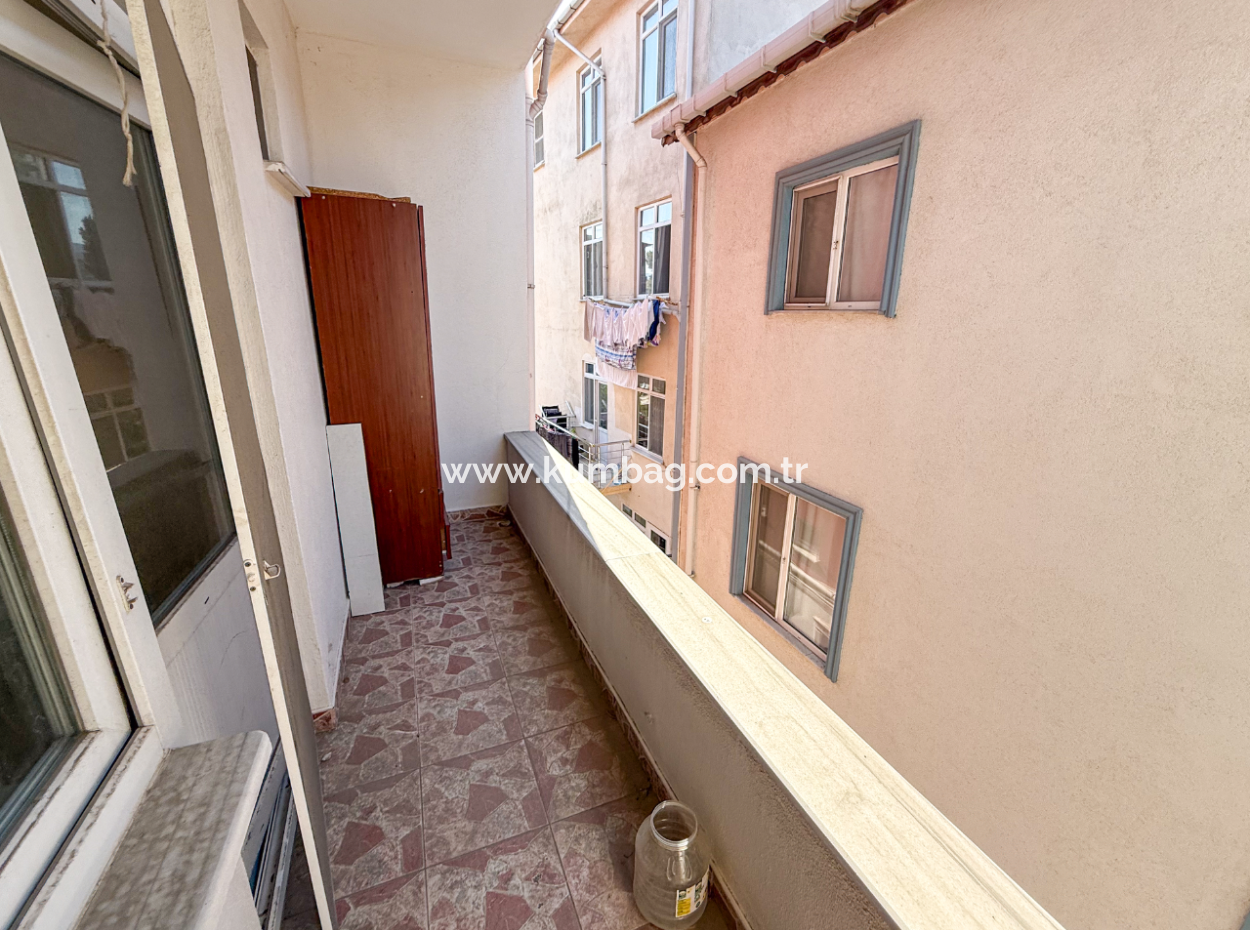 Kumbağ'da Caddenin Deniz Tarafında Kiralık Geniş 2+1 Daire