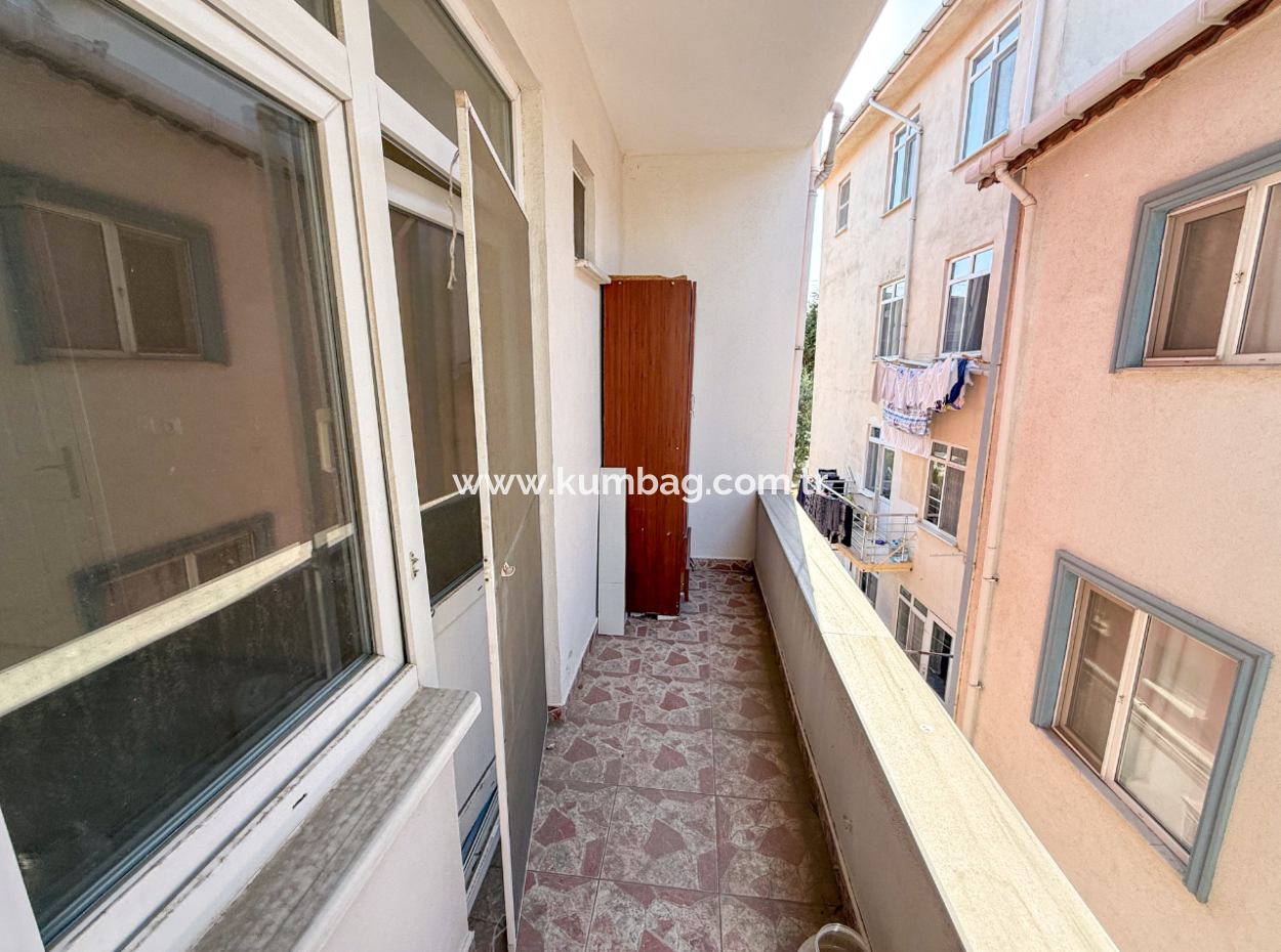 Kumbağ'da Caddenin Deniz Tarafında Kiralık Geniş 2+1 Daire