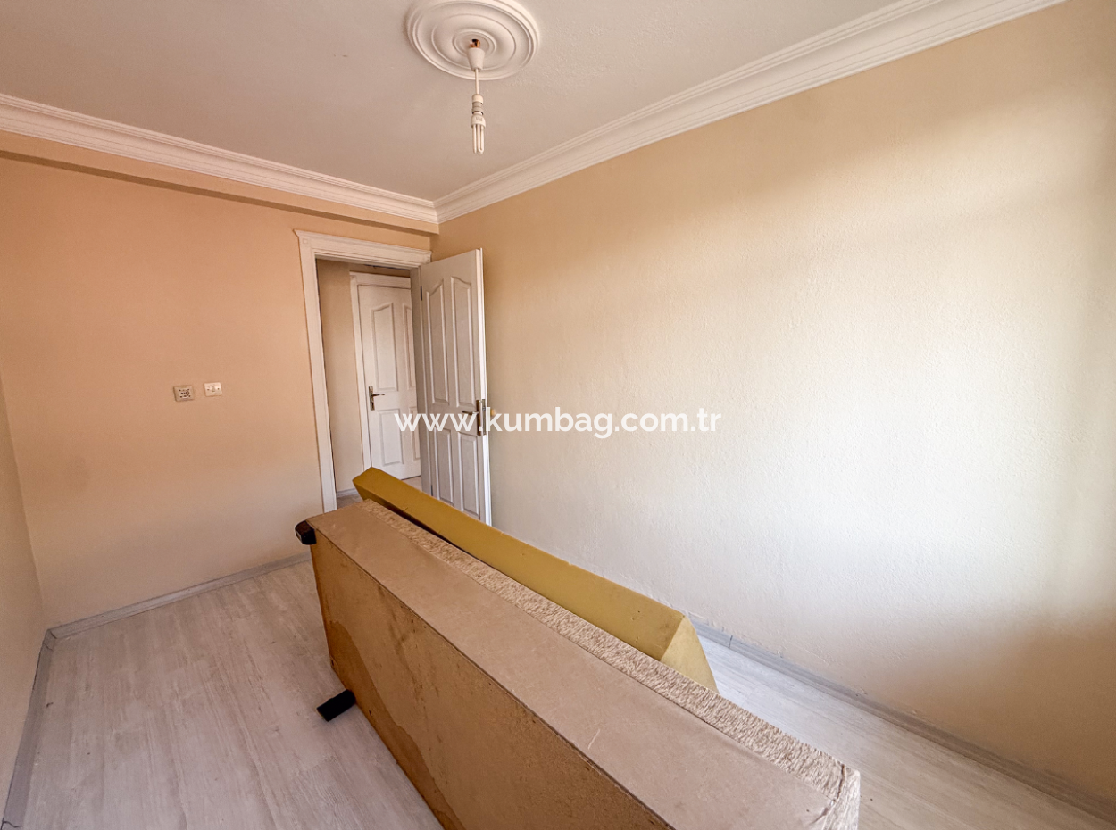 Kumbağ'da Caddenin Deniz Tarafında Kiralık Geniş 2+1 Daire