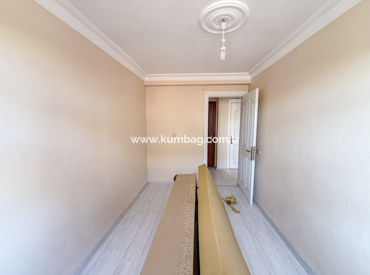 Kumbağ'da Caddenin Deniz Tarafında Kiralık Geniş 2+1 Daire