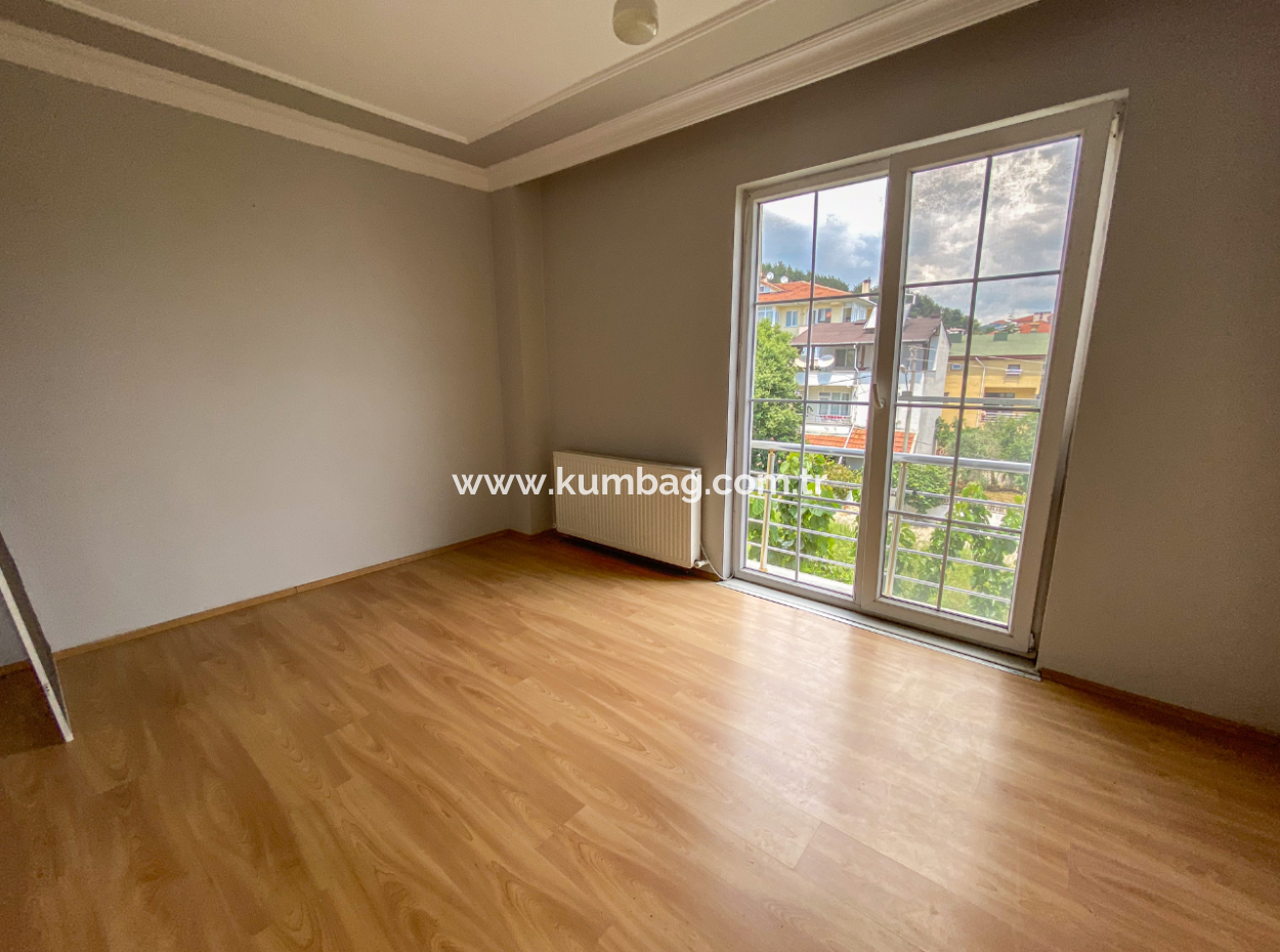 Kumbağ'da Merkezi Konumda Çift Balkonlu Geniş 2+1 Kiralık Daire