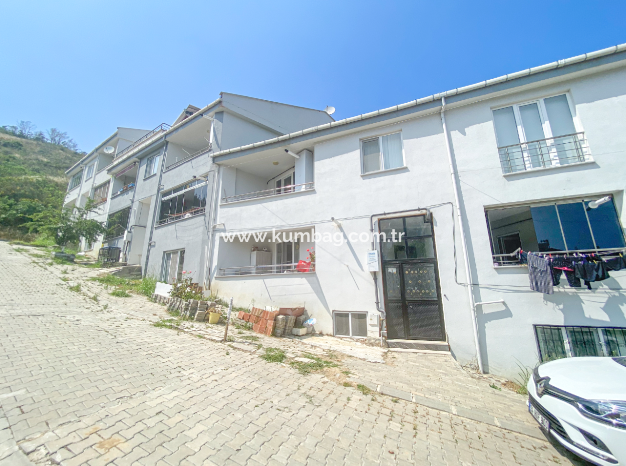 Kumbağ Pazar Sokağına Yakın Kiracılı Geniş Satılık 1+1 Daire