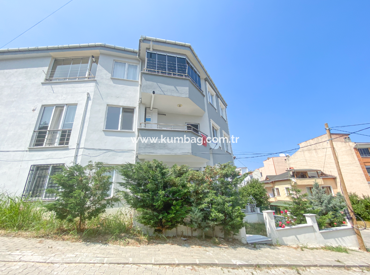Kumbağ Pazar Sokağına Yakın Kiracılı Geniş Satılık 1+1 Daire