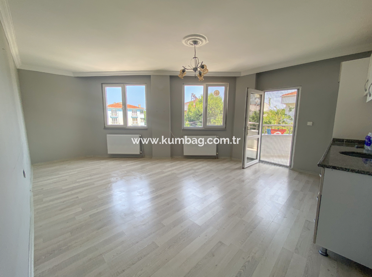 Kumbağ Pazar Sokağına Yakın Kiracılı Geniş Satılık 1+1 Daire