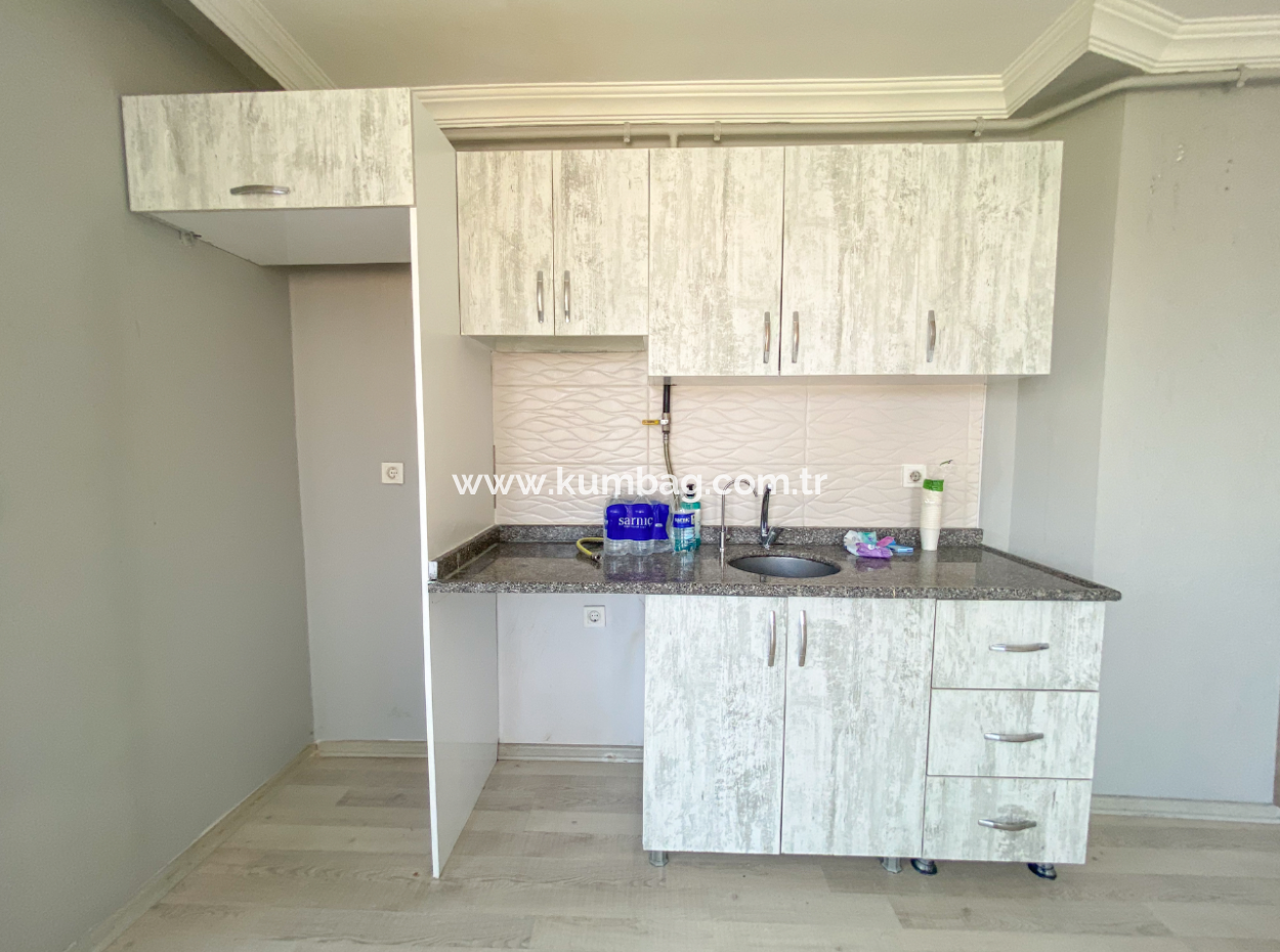 Kumbağ Pazar Sokağına Yakın Kiracılı Geniş Satılık 1+1 Daire
