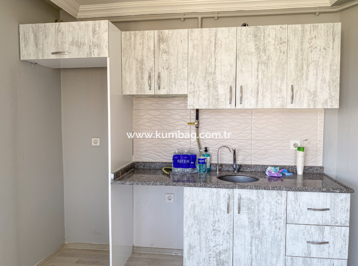 Kumbağ Pazar Sokağına Yakın Kiracılı Geniş Satılık 1+1 Daire