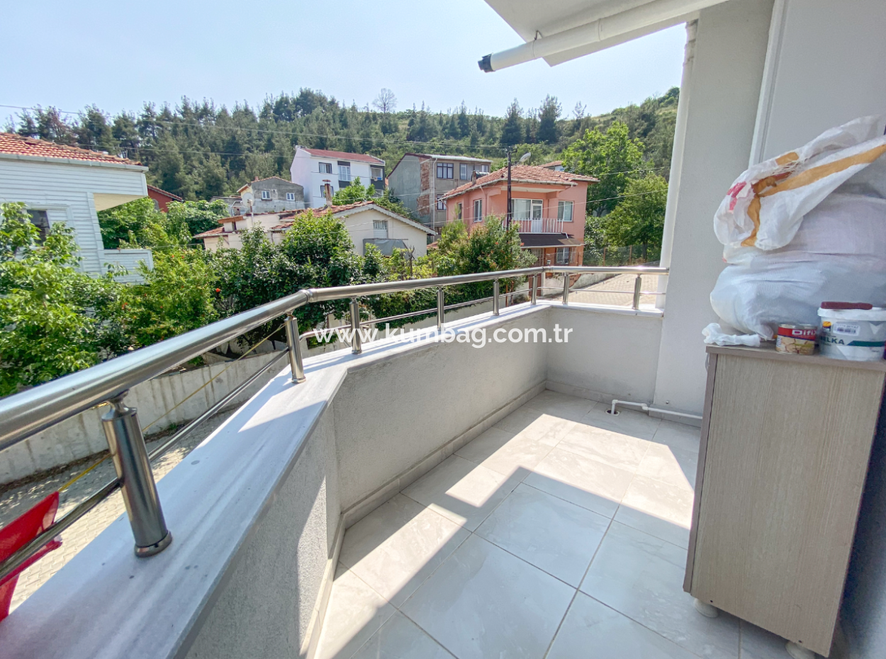 Kumbağ Pazar Sokağına Yakın Kiracılı Geniş Satılık 1+1 Daire