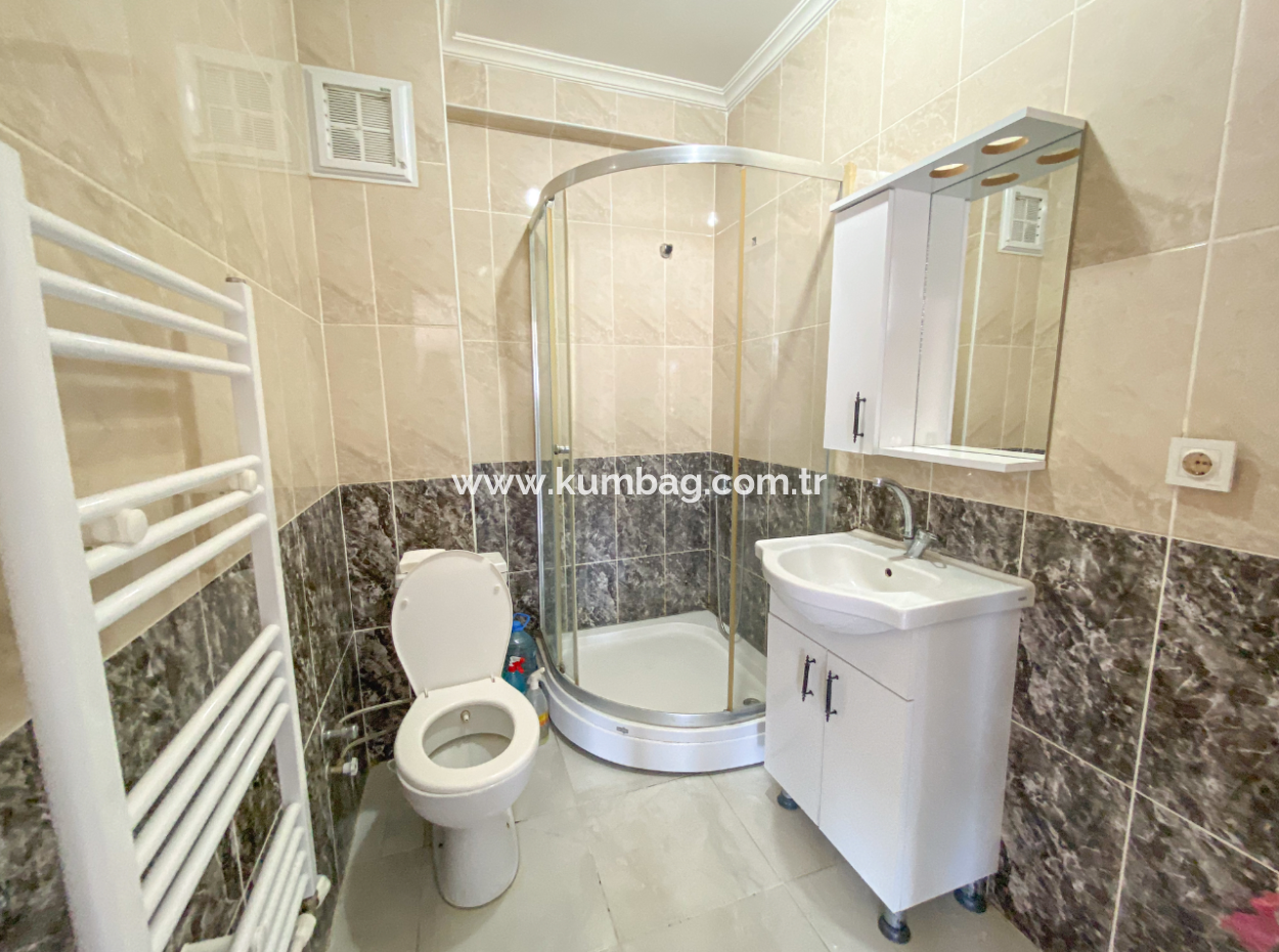 Kumbağ Pazar Sokağına Yakın Kiracılı Geniş Satılık 1+1 Daire