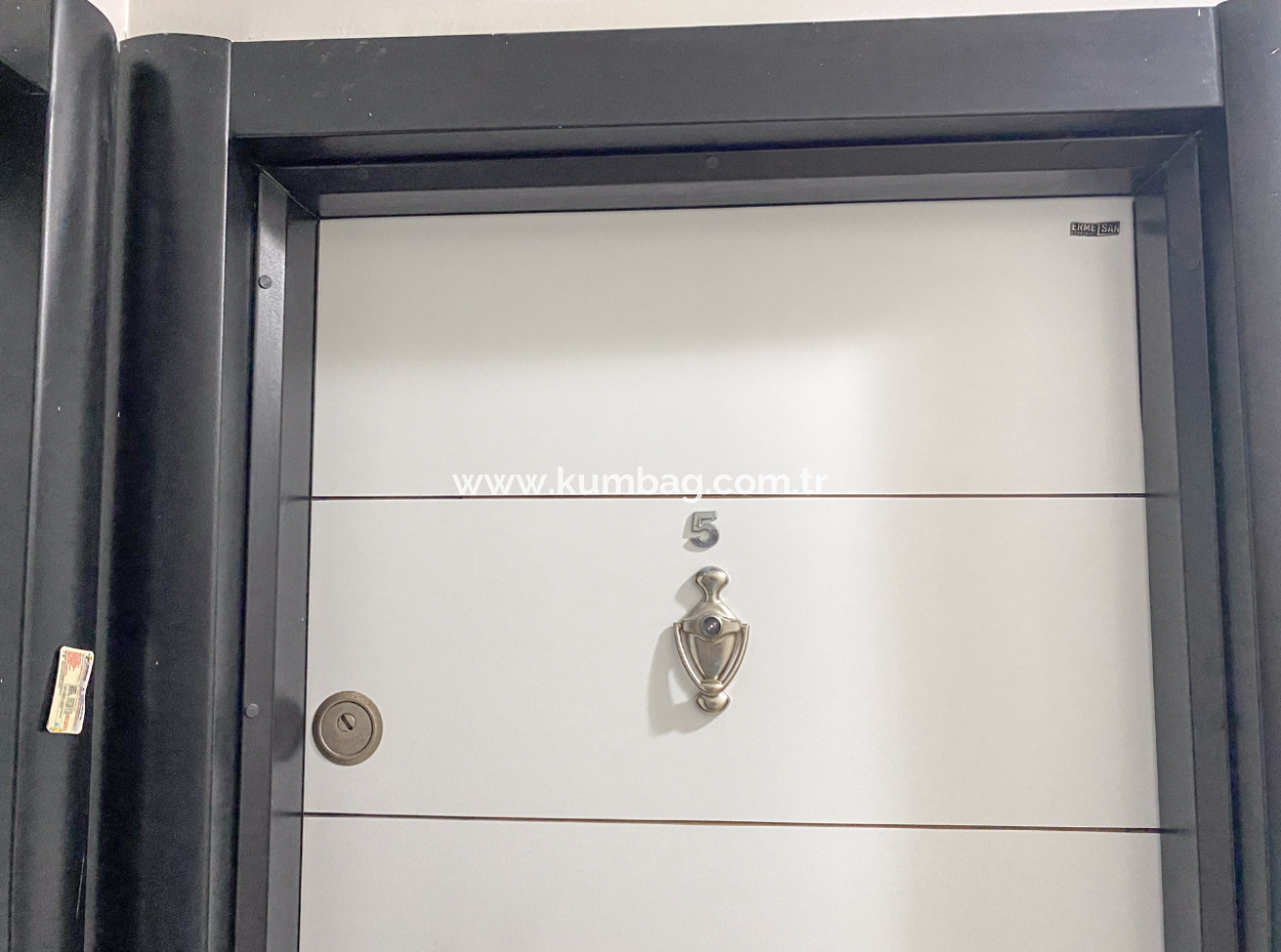 Kumbağ Pazar Sokağına Yakın Kiracılı Geniş Satılık 1+1 Daire