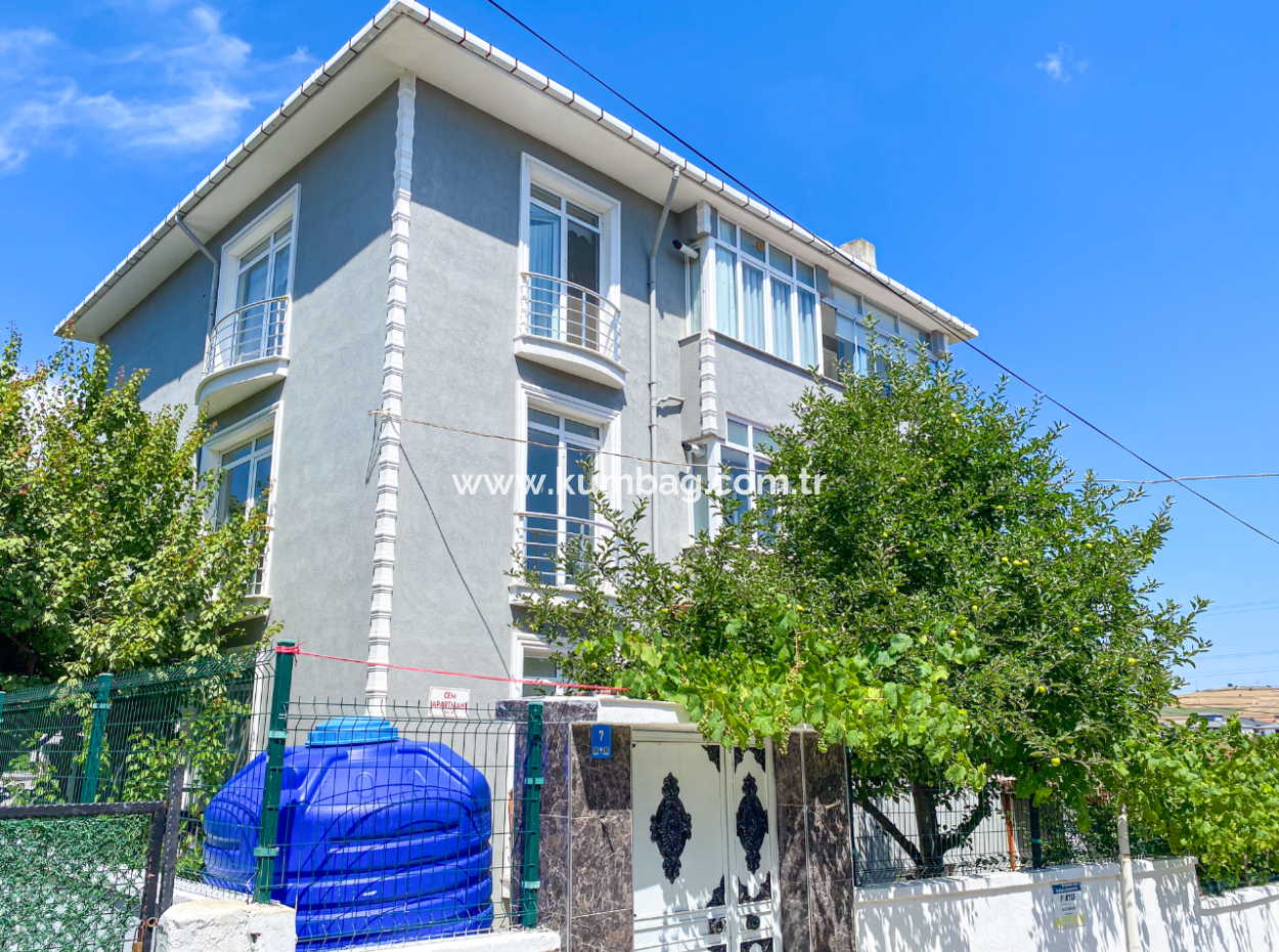 Kumbağ'da Ayrı Mutfaklı Çift Balkonlu 2+1 Ara Kat Kiralık Daire