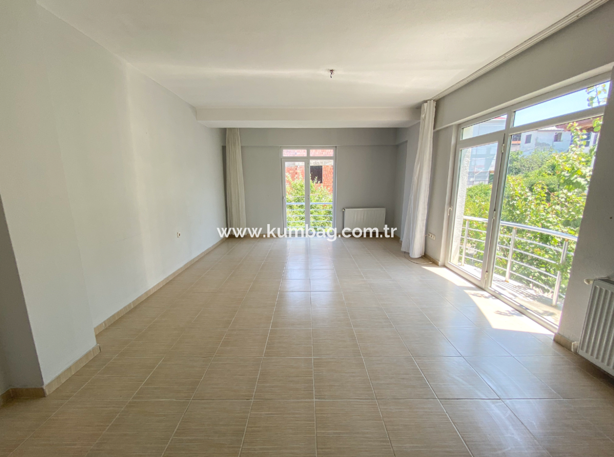 Kumbağ'da Ayrı Mutfaklı Çift Balkonlu 2+1 Ara Kat Kiralık Daire