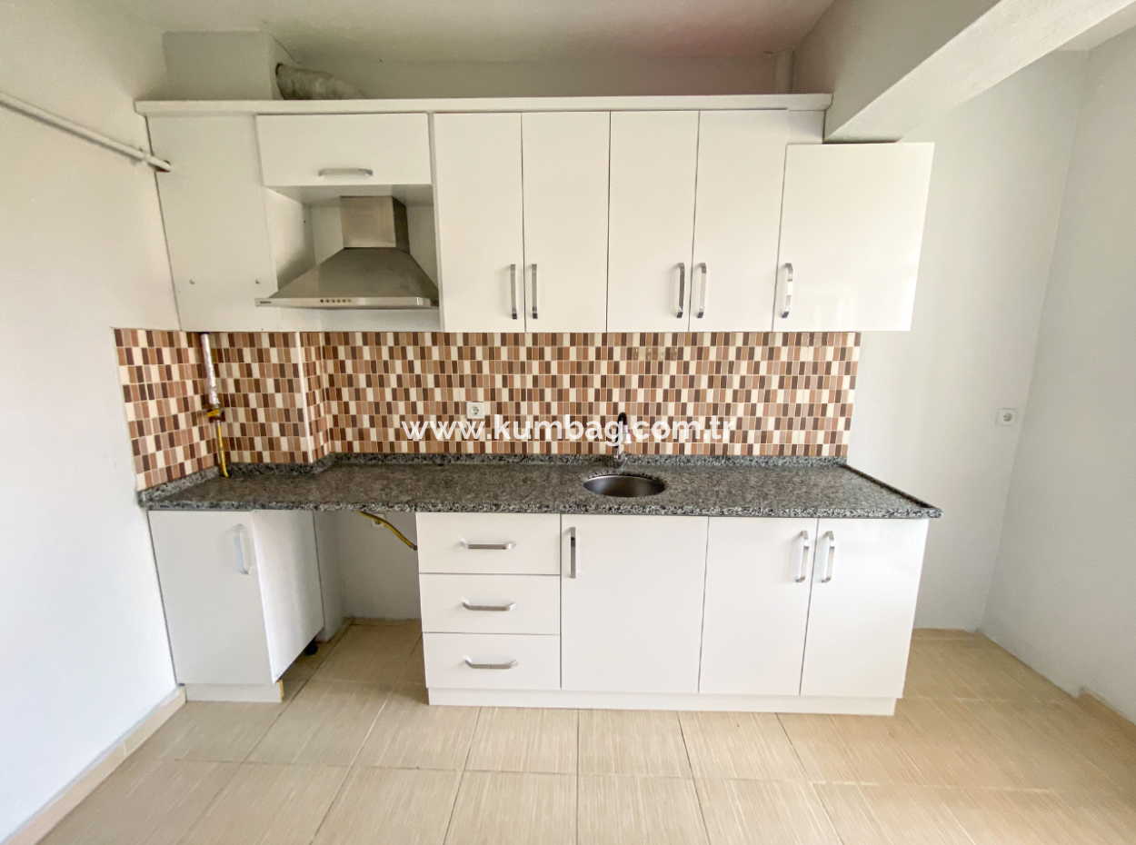 Kumbağ'da Ayrı Mutfaklı Çift Balkonlu 2+1 Ara Kat Kiralık Daire