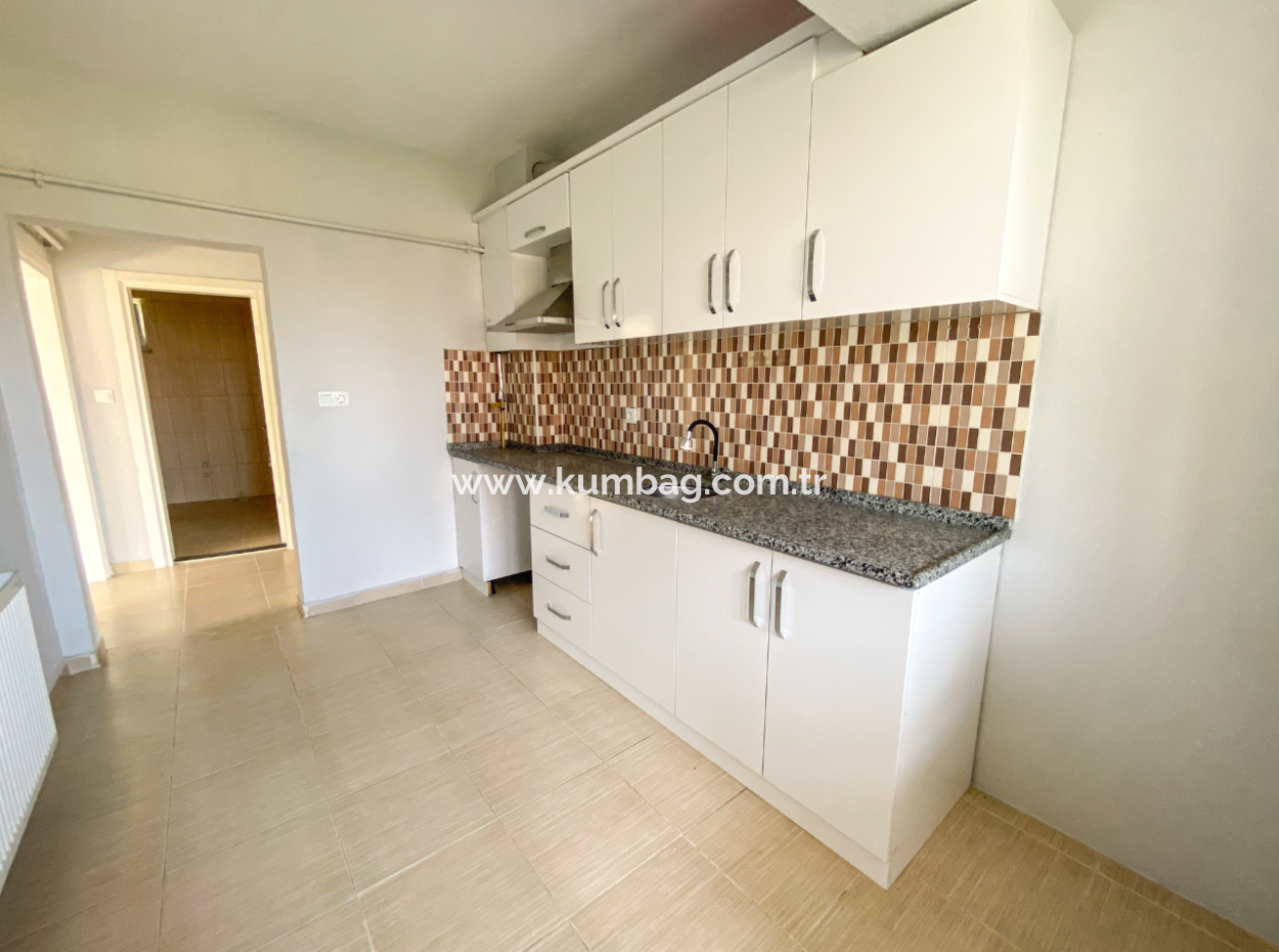 Kumbağ'da Ayrı Mutfaklı Çift Balkonlu 2+1 Ara Kat Kiralık Daire