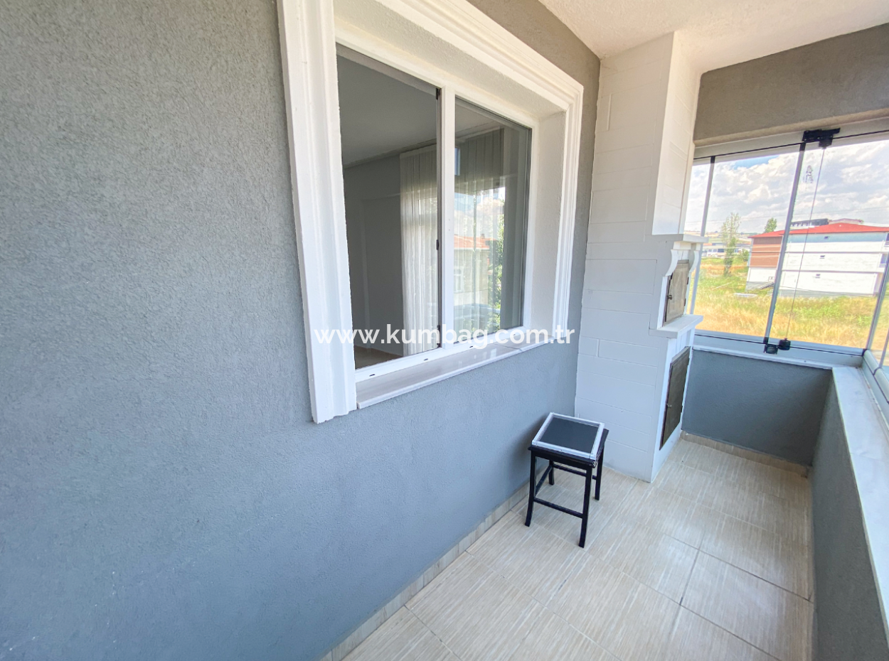 Kumbağ'da Ayrı Mutfaklı Çift Balkonlu 2+1 Ara Kat Kiralık Daire