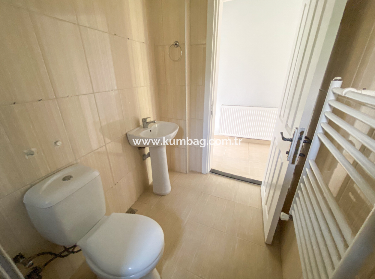 Kumbağ'da Ayrı Mutfaklı Çift Balkonlu 2+1 Ara Kat Kiralık Daire