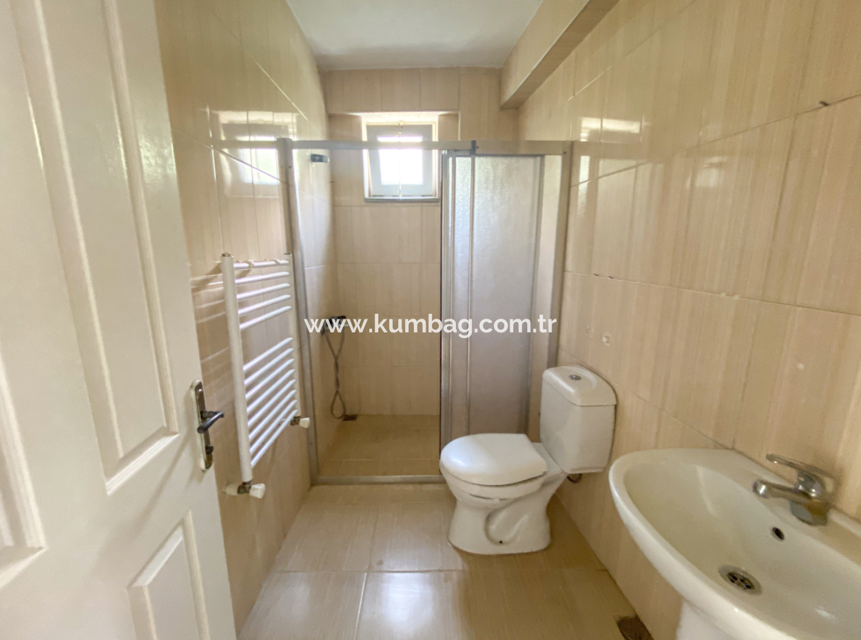 Kumbağ'da Ayrı Mutfaklı Çift Balkonlu 2+1 Ara Kat Kiralık Daire