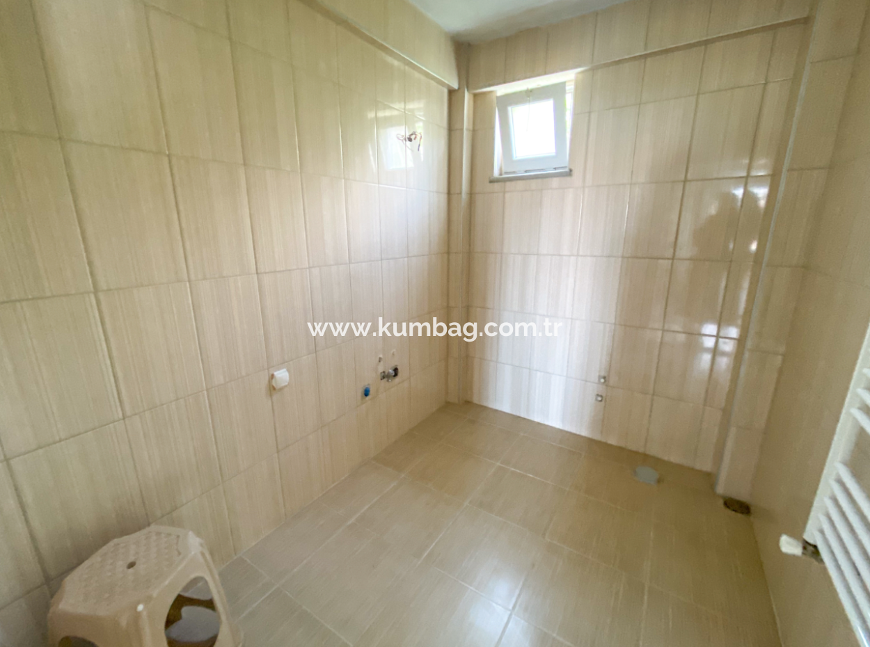 Kumbağ'da Ayrı Mutfaklı Çift Balkonlu 2+1 Ara Kat Kiralık Daire