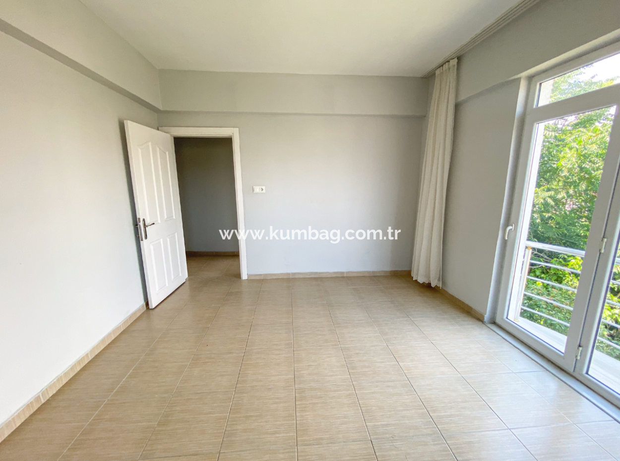 Kumbağ'da Ayrı Mutfaklı Çift Balkonlu 2+1 Ara Kat Kiralık Daire