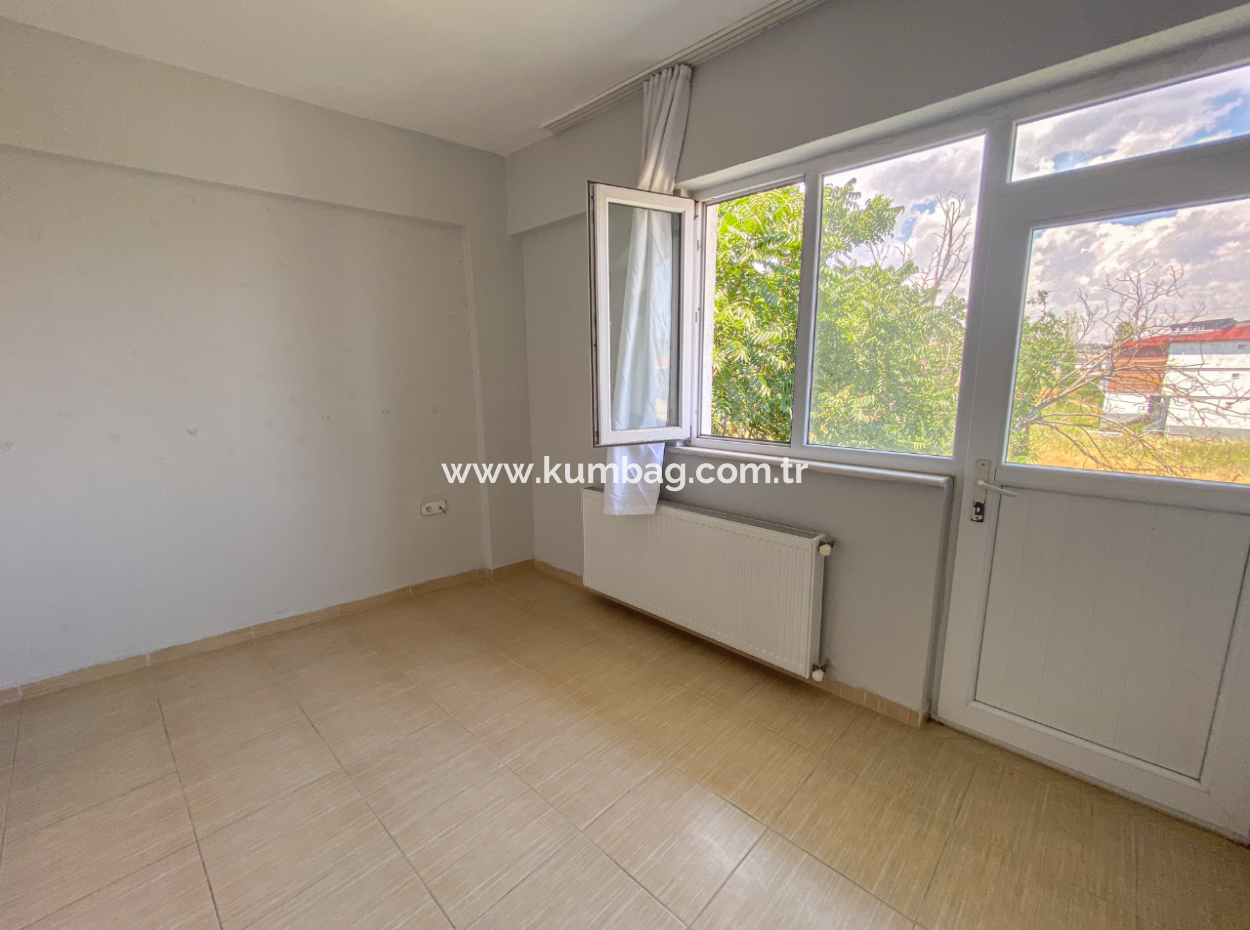 Kumbağ'da Ayrı Mutfaklı Çift Balkonlu 2+1 Ara Kat Kiralık Daire