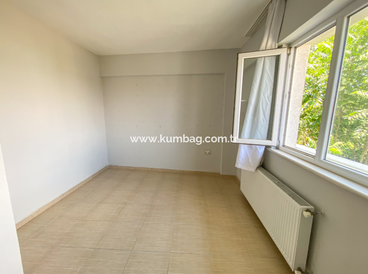 Kumbağ'da Ayrı Mutfaklı Çift Balkonlu 2+1 Ara Kat Kiralık Daire