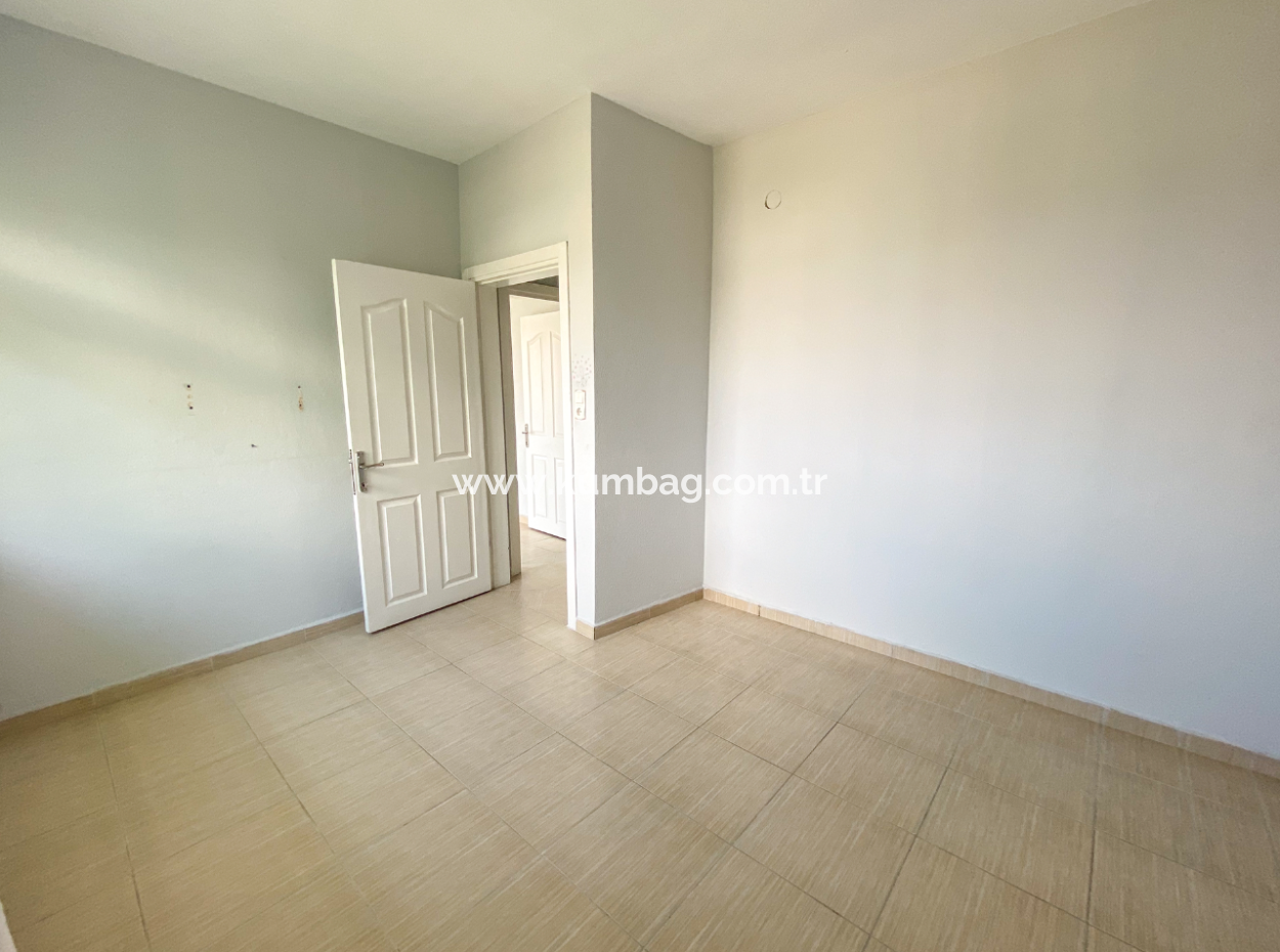 Kumbağ'da Ayrı Mutfaklı Çift Balkonlu 2+1 Ara Kat Kiralık Daire