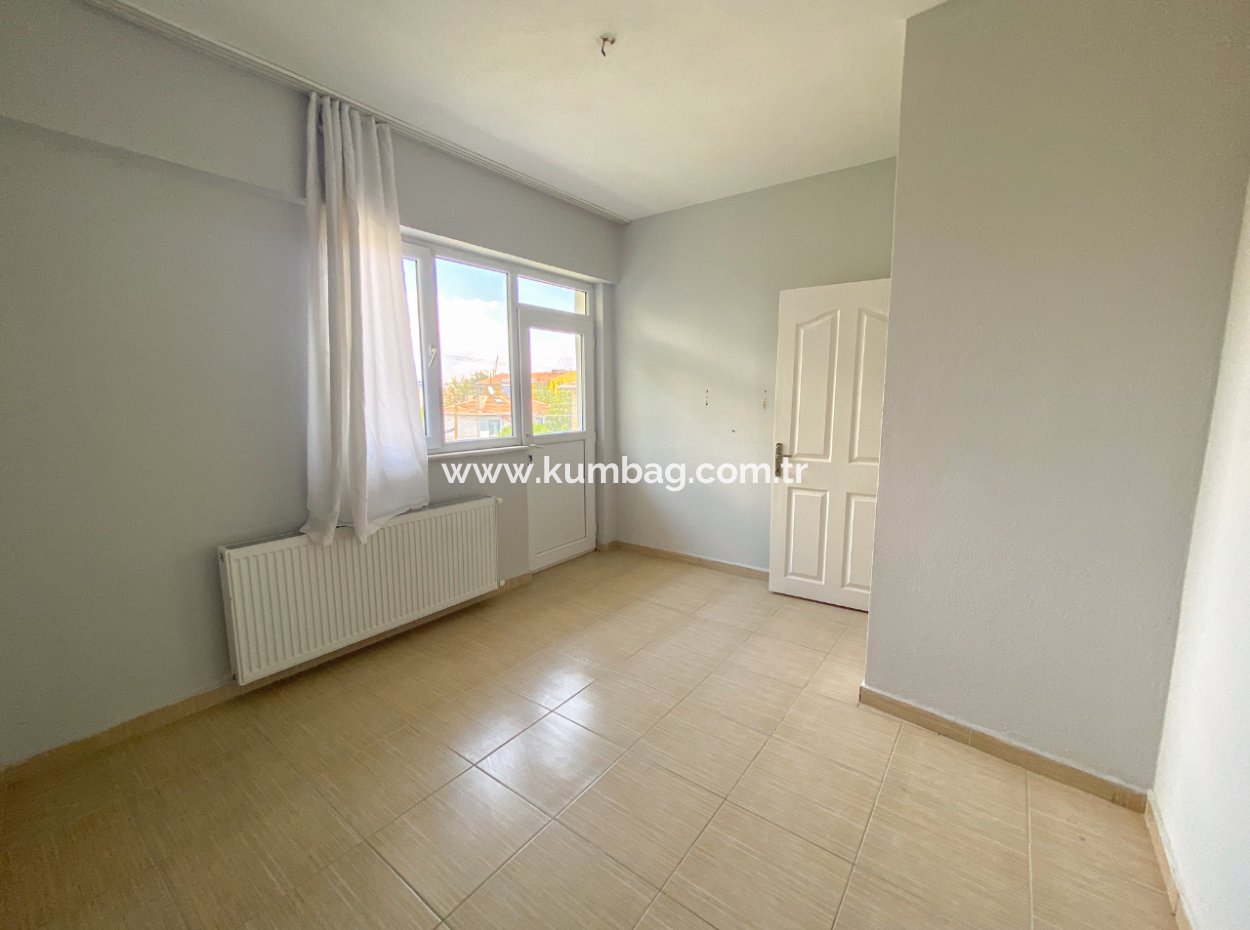 Kumbağ'da Ayrı Mutfaklı Çift Balkonlu 2+1 Ara Kat Kiralık Daire