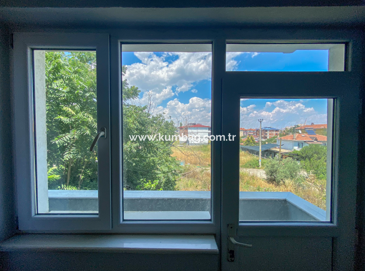 Kumbağ'da Ayrı Mutfaklı Çift Balkonlu 2+1 Ara Kat Kiralık Daire