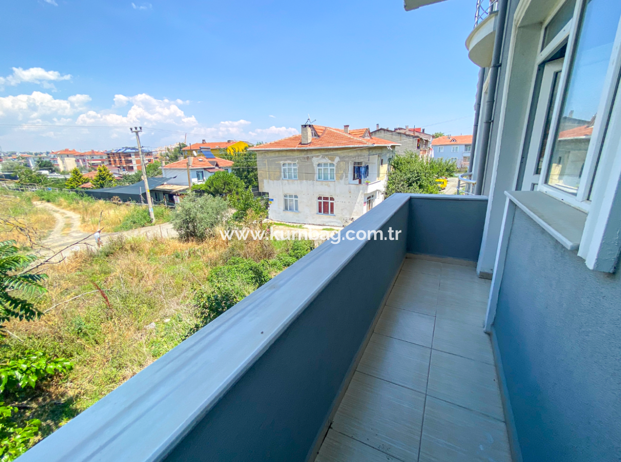 Kumbağ'da Ayrı Mutfaklı Çift Balkonlu 2+1 Ara Kat Kiralık Daire