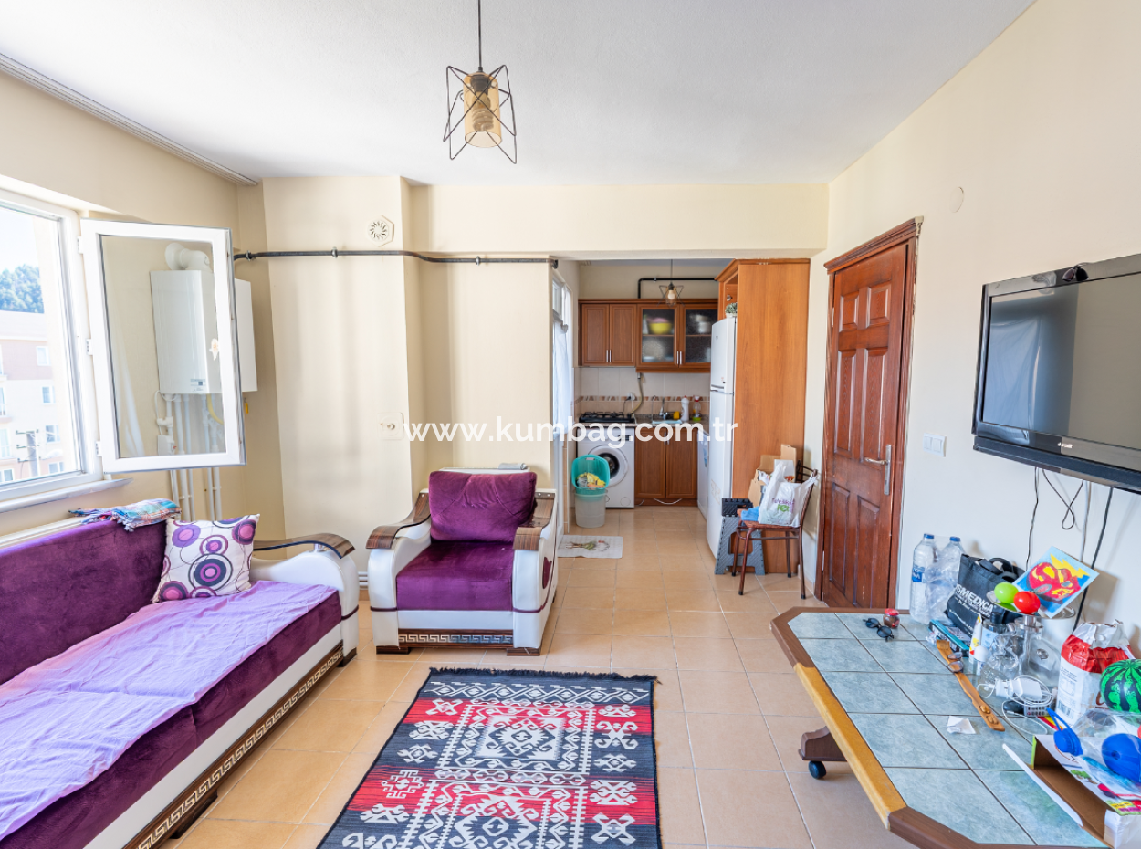 Kumbağ Pazar Sokağında Caddeye Ve Denize Yakın Satılık 2+1 Daire