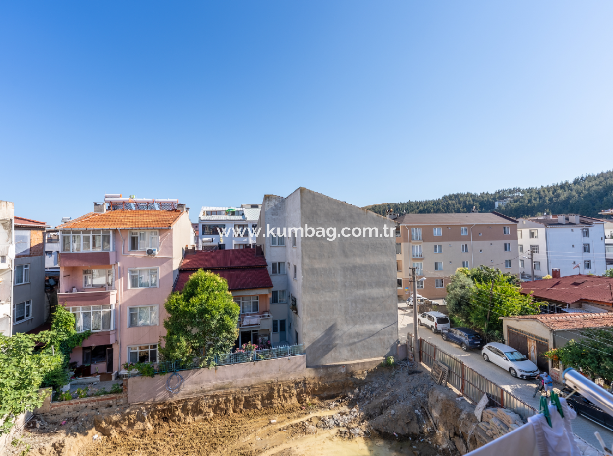 Kumbağ Pazar Sokağında Caddeye Ve Denize Yakın Satılık 2+1 Daire