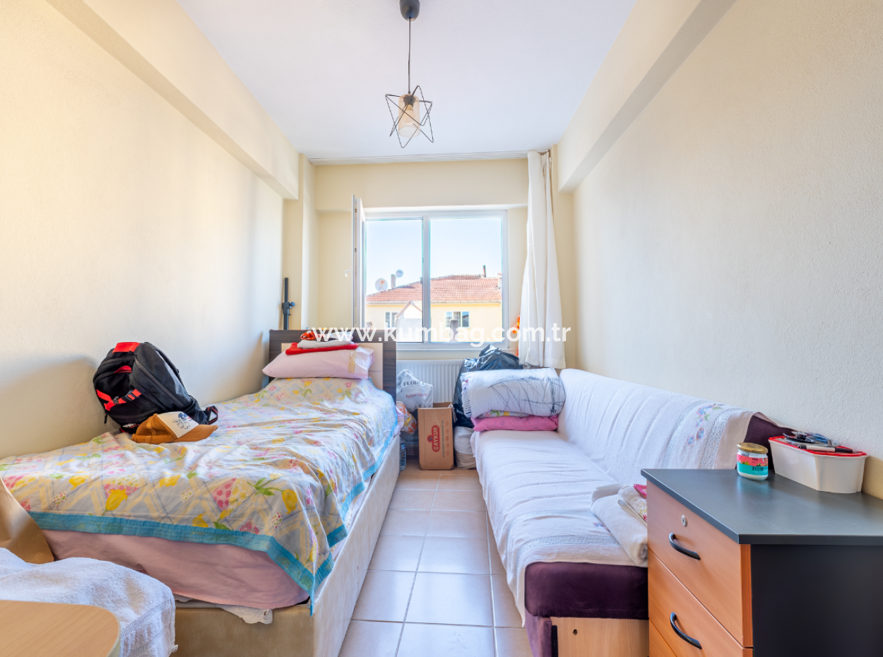 Kumbağ Pazar Sokağında Caddeye Ve Denize Yakın Satılık 2+1 Daire