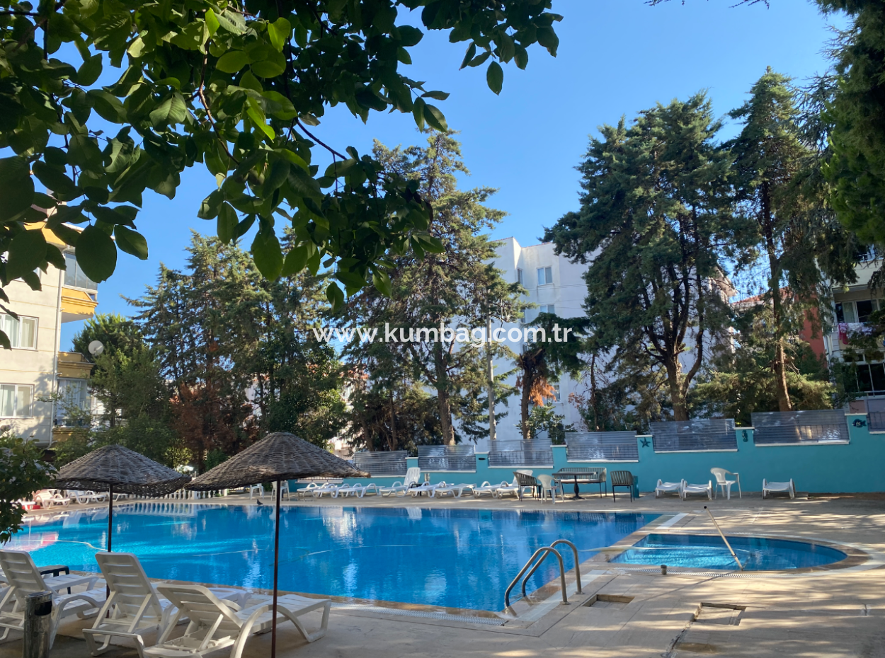 Kumbağ'da Merkezi Konumda Havuzlu Site İçinde Kiralık 2+1 Daire