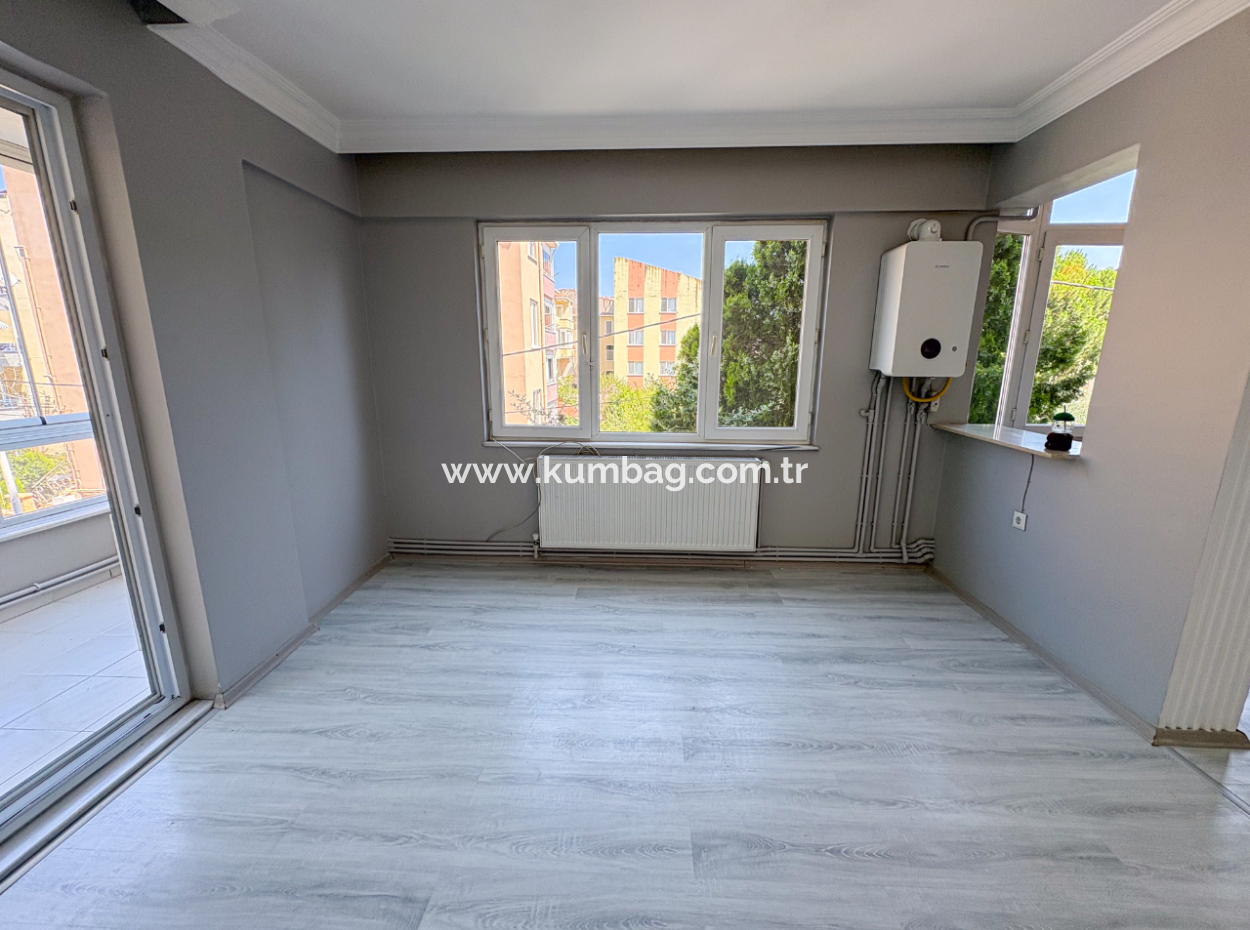 Kumbağ'da Merkezi Konumda Havuzlu Site İçinde Kiralık 2+1 Daire