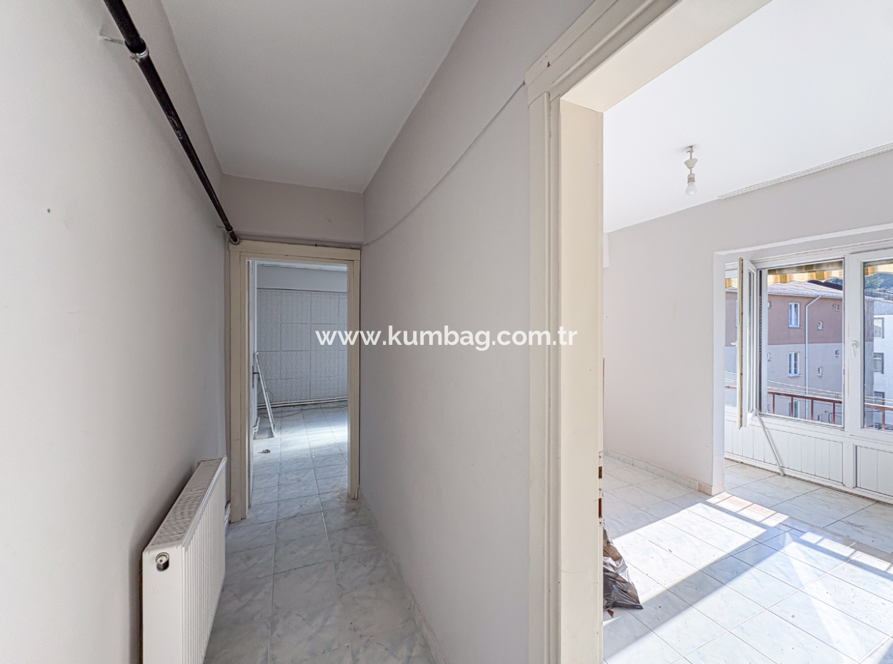 Kumbağ Pazar Sokağında Ayrı Mutfaklı Satılık Geniş 2+1 Daire