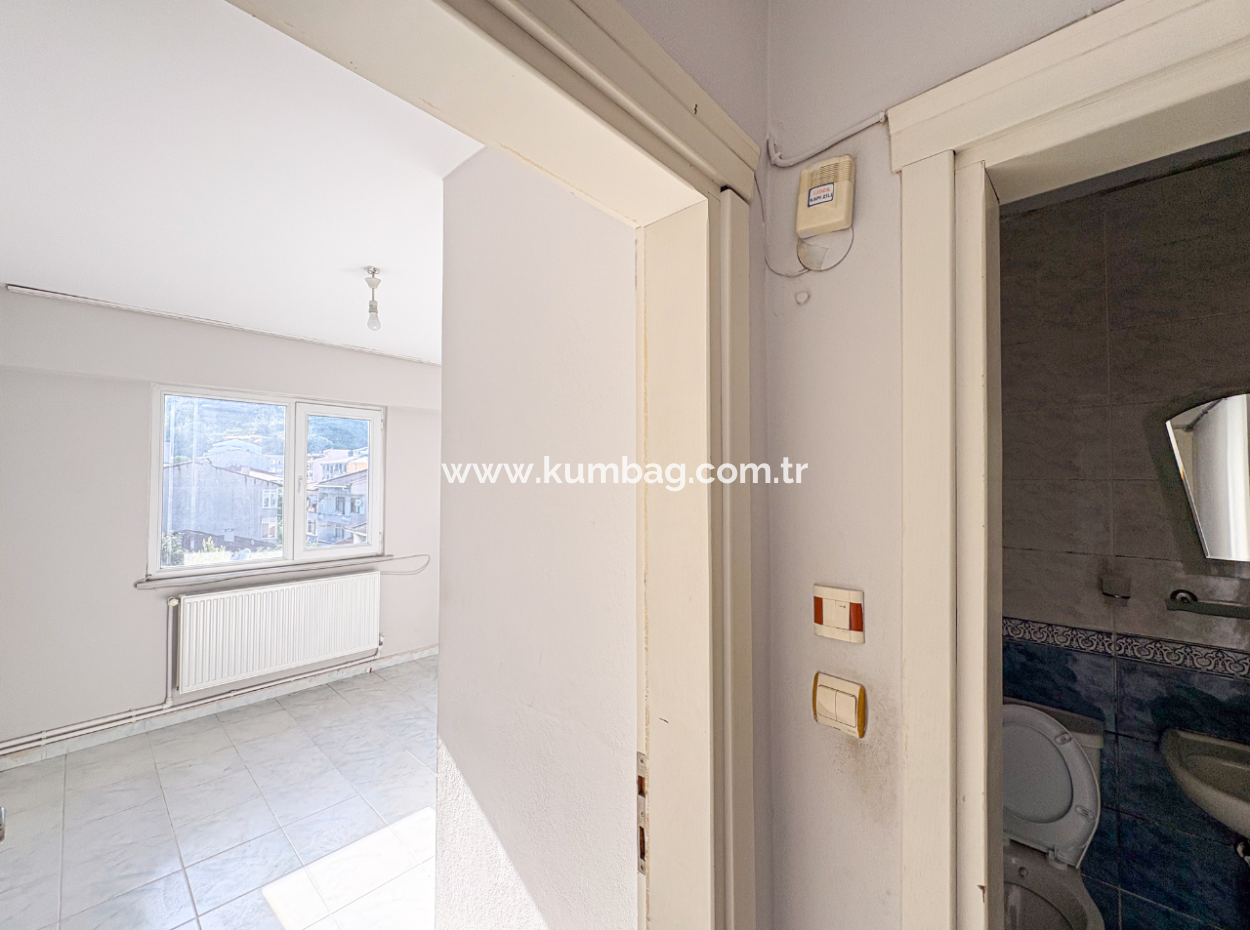 Kumbağ Pazar Sokağında Ayrı Mutfaklı Satılık Geniş 2+1 Daire