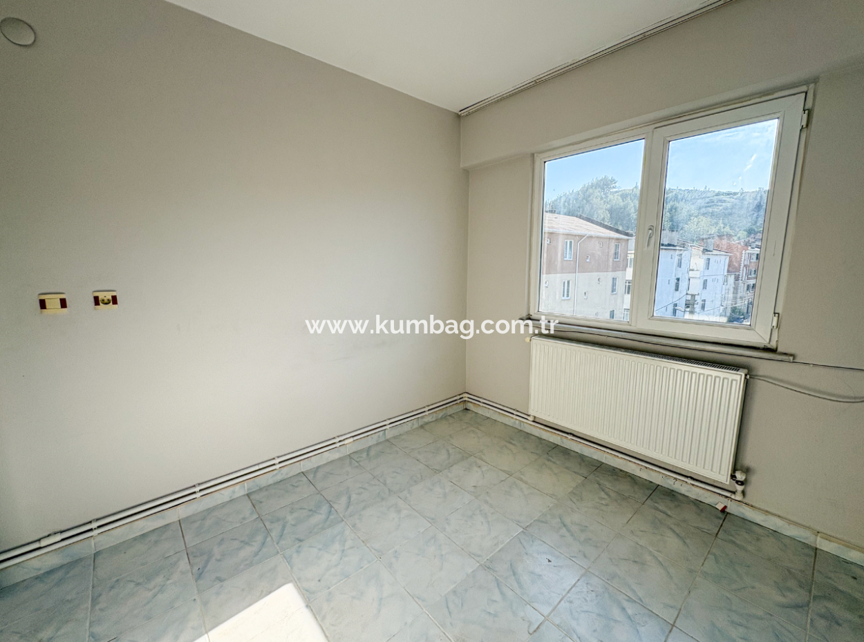 Kumbağ Pazar Sokağında Ayrı Mutfaklı Satılık Geniş 2+1 Daire