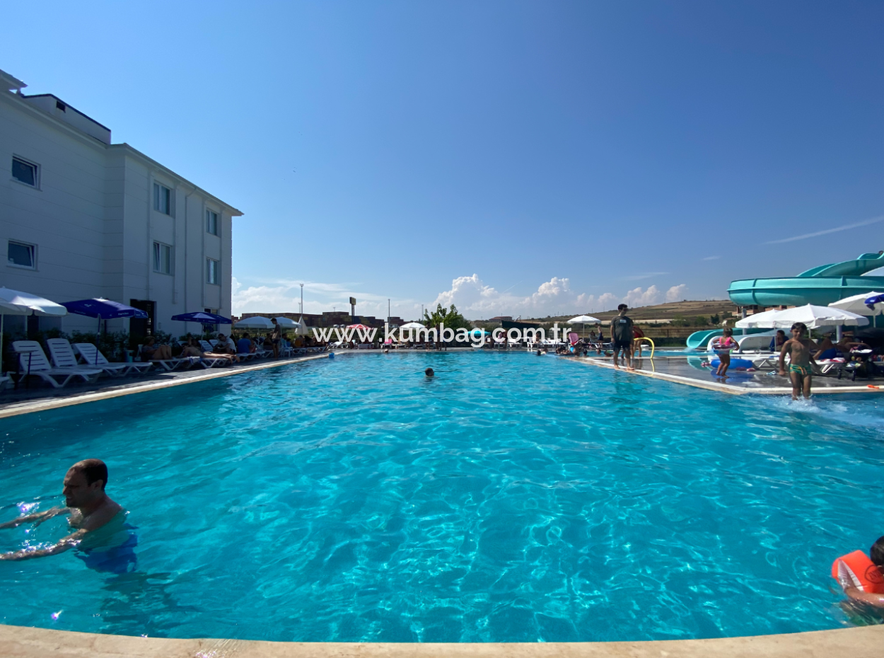 Aquaparklı Havuzlu Ve Denize Yakın Sitede Satılık 2+1 Daire