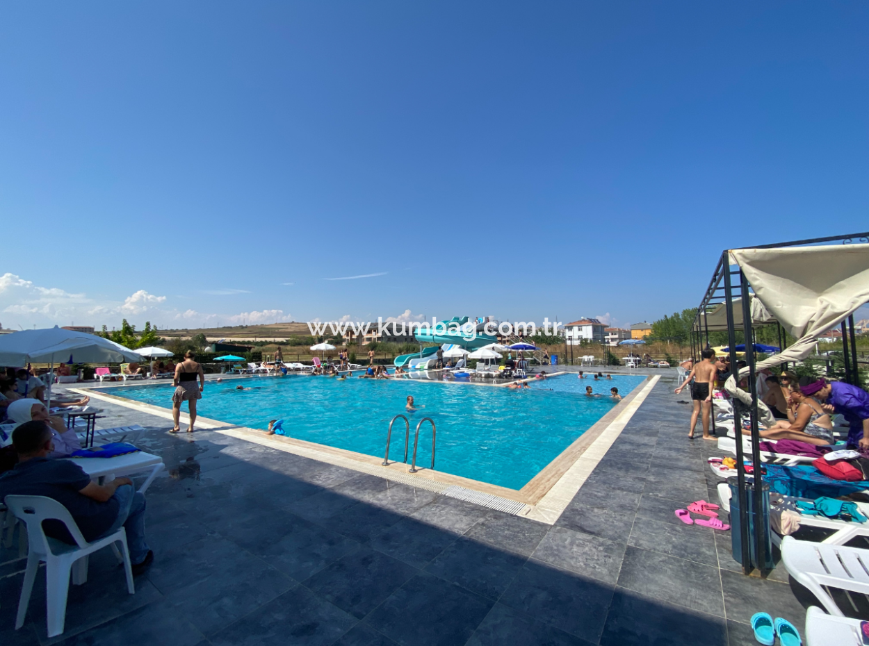 Aquaparklı Havuzlu Ve Denize Yakın Sitede Satılık 2+1 Daire