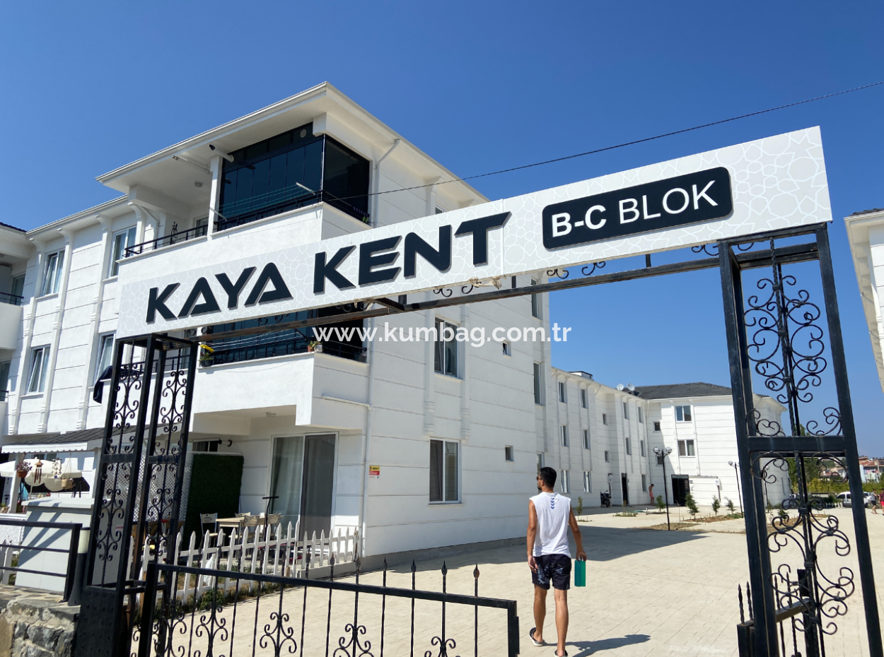 Aquaparklı Havuzlu Ve Denize Yakın Sitede Satılık 2+1 Daire