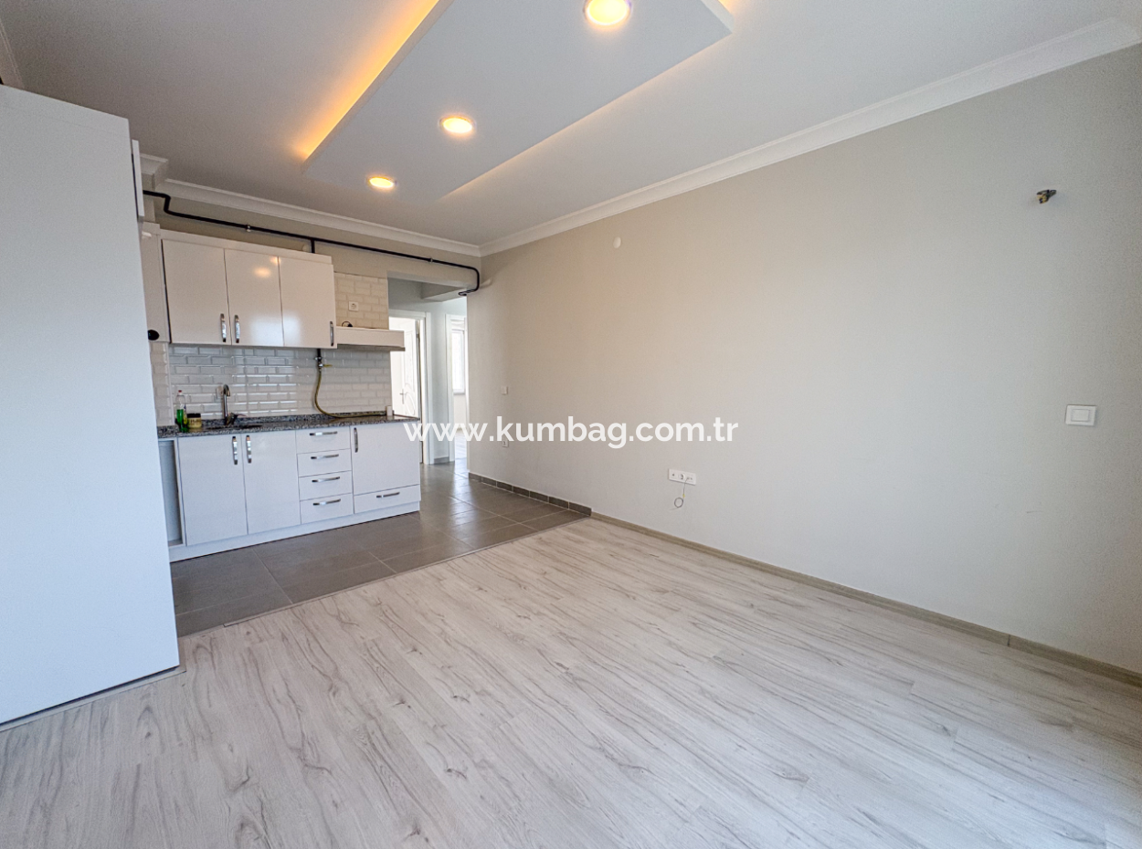 Aquaparklı Havuzlu Ve Denize Yakın Sitede Satılık 2+1 Daire