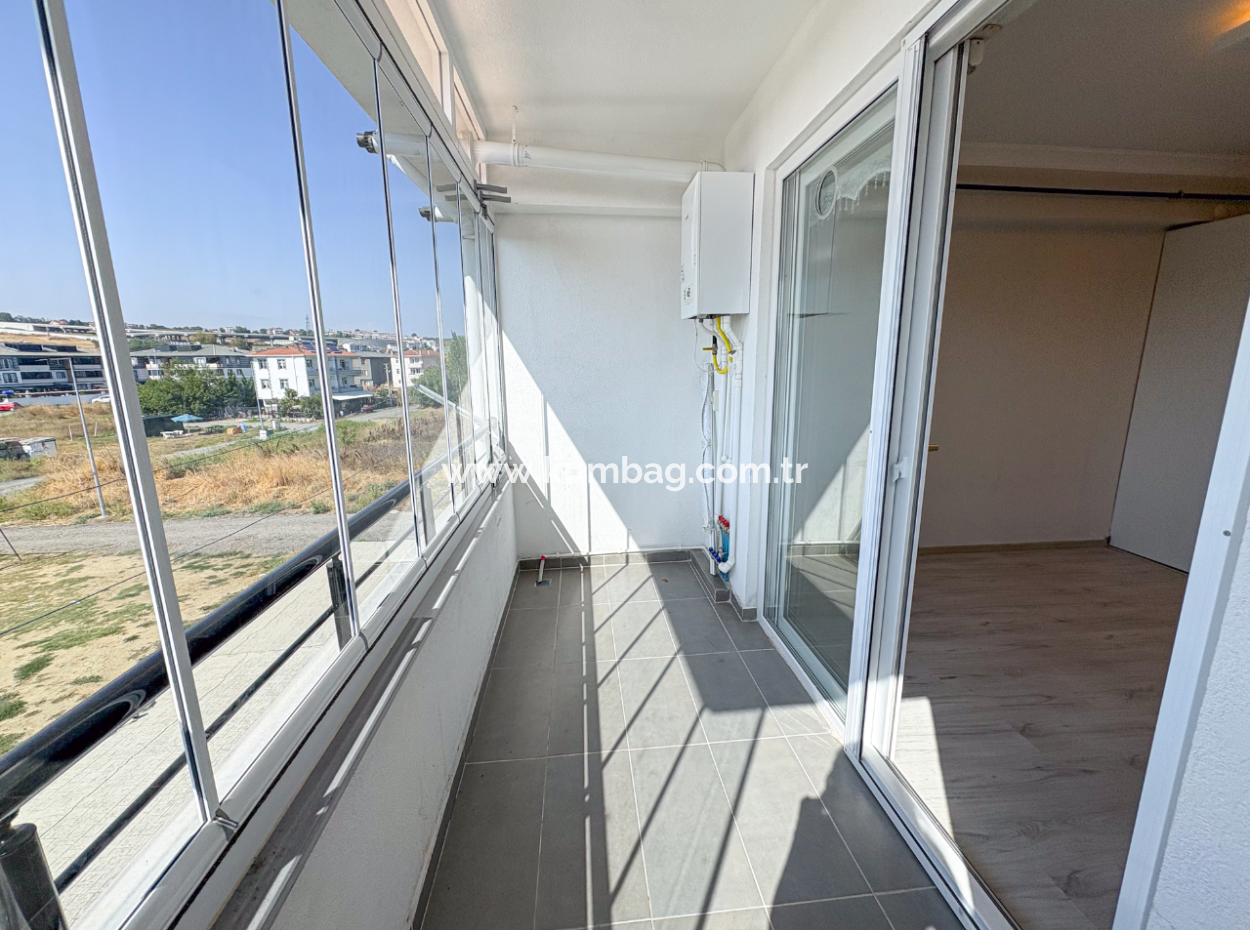Aquaparklı Havuzlu Ve Denize Yakın Sitede Satılık 2+1 Daire