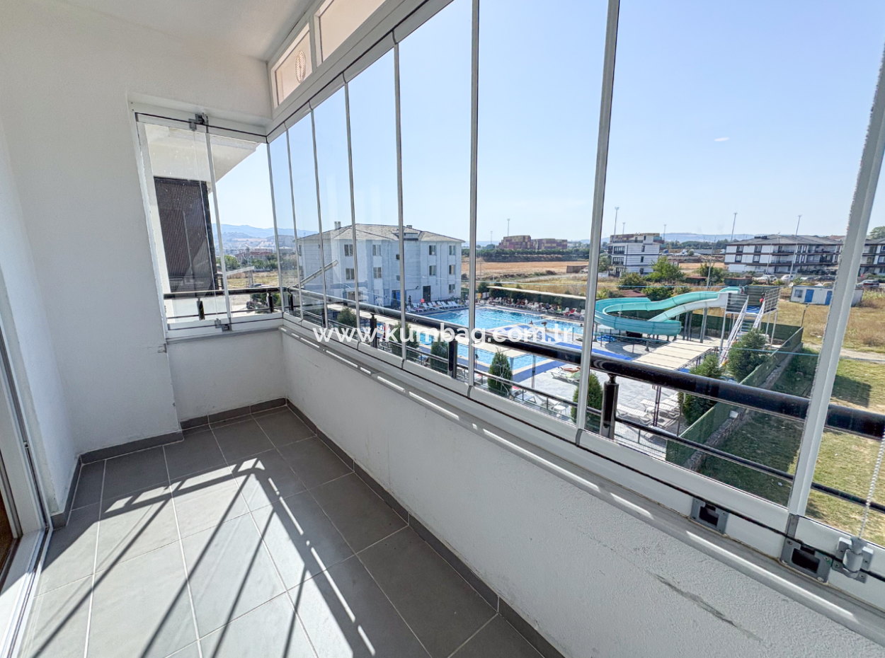 Aquaparklı Havuzlu Ve Denize Yakın Sitede Satılık 2+1 Daire