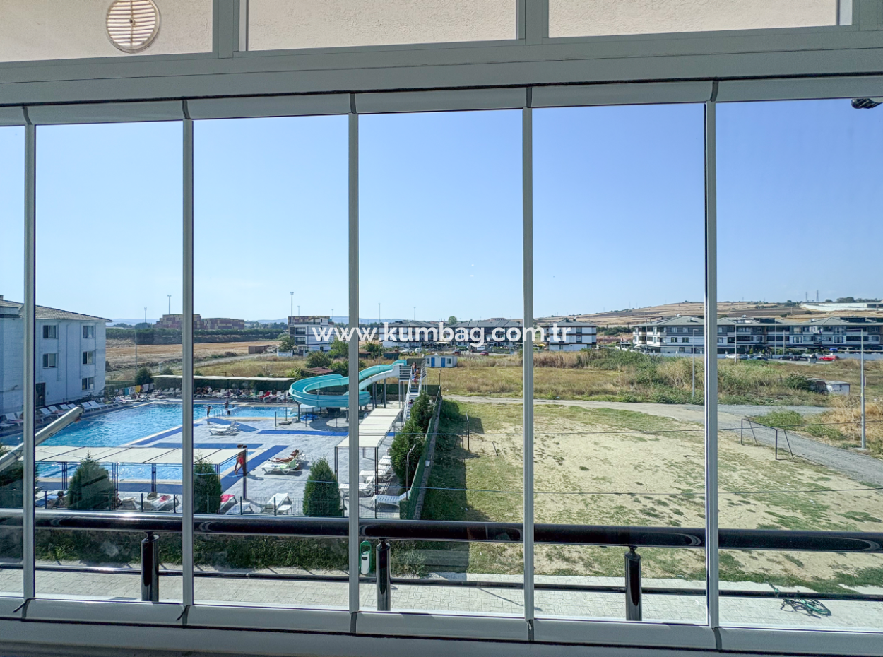 Aquaparklı Havuzlu Ve Denize Yakın Sitede Satılık 2+1 Daire