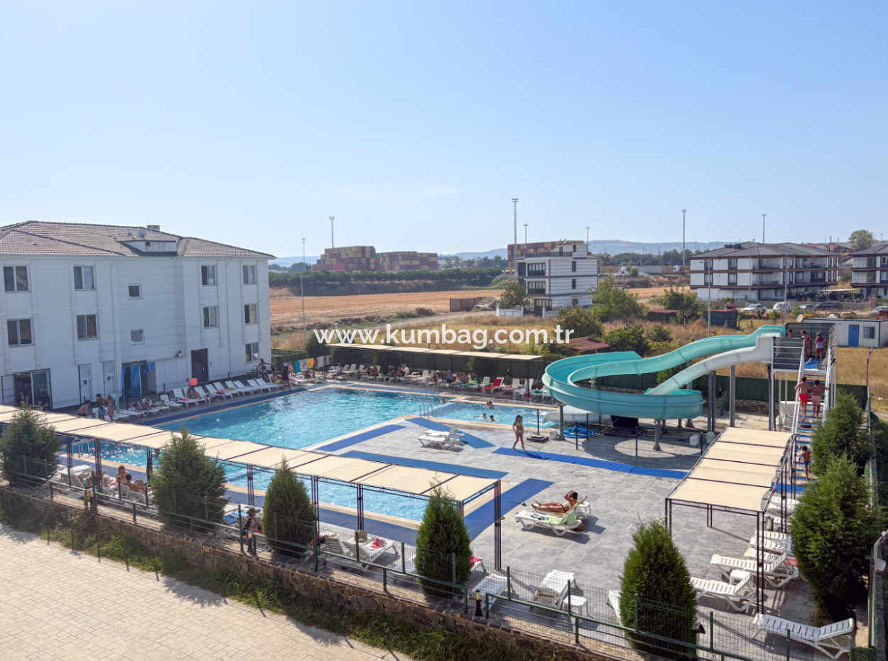 Aquaparklı Havuzlu Ve Denize Yakın Sitede Satılık 2+1 Daire