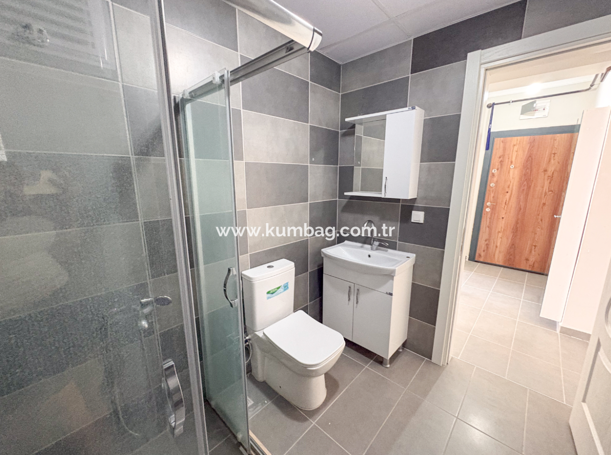 Aquaparklı Havuzlu Ve Denize Yakın Sitede Satılık 2+1 Daire