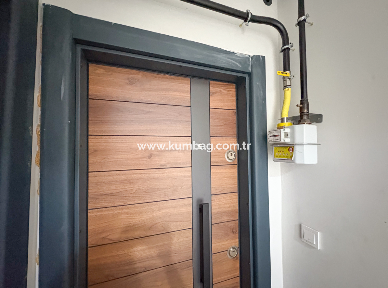 Aquaparklı Havuzlu Ve Denize Yakın Sitede Satılık 2+1 Daire
