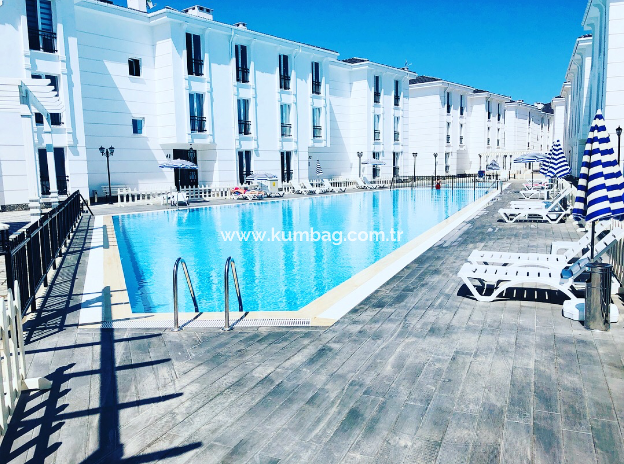 Kumbağ'da Denize Sıfır Havuzlu Sitede Satılık Eşyalı 2+1 Daire