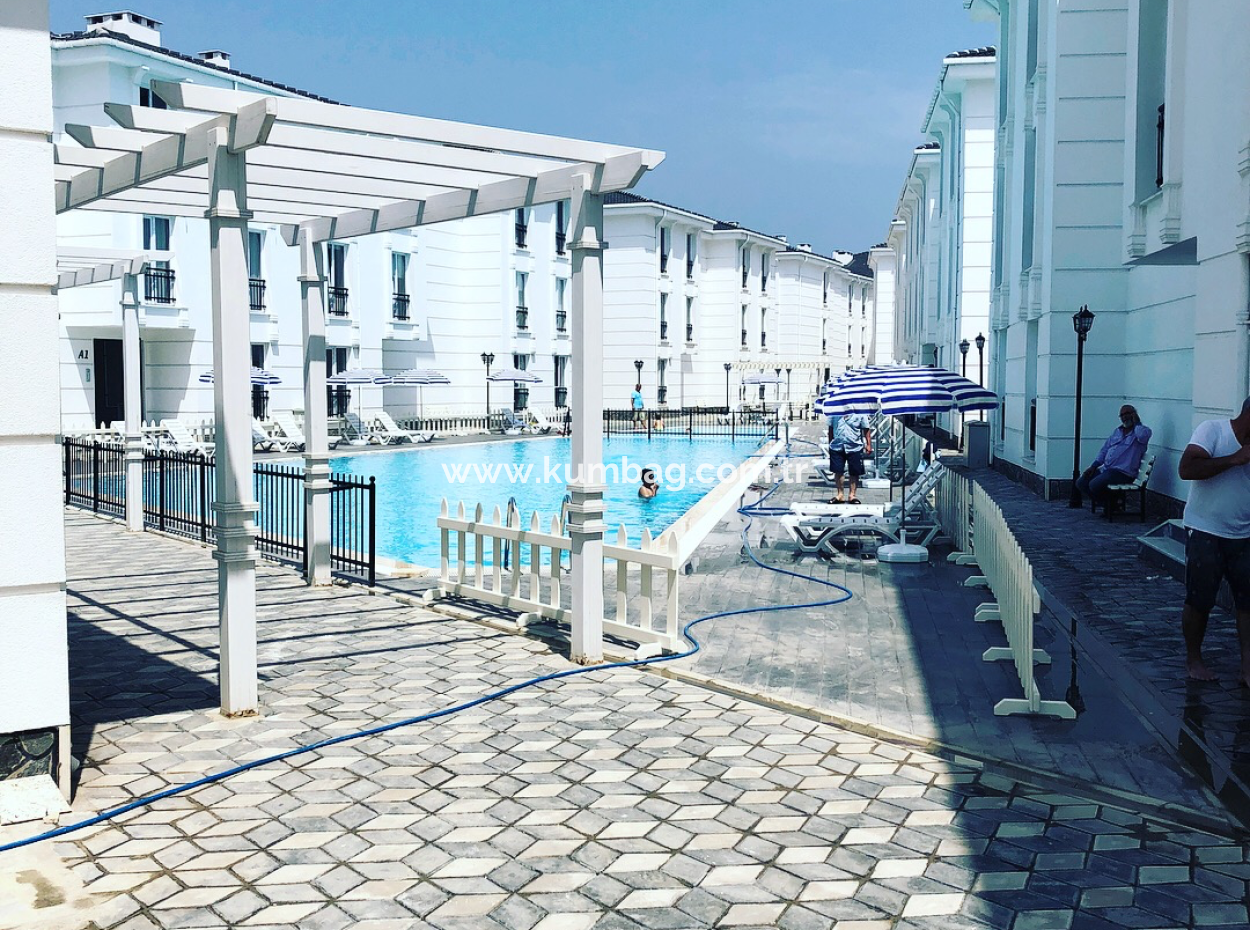 Kumbağ'da Denize Sıfır Havuzlu Sitede Satılık Eşyalı 2+1 Daire