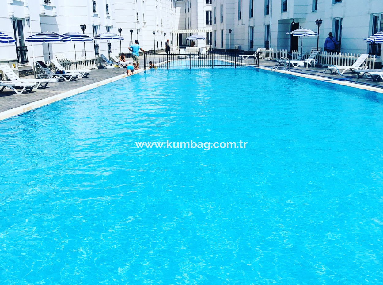 Kumbağ'da Denize Sıfır Havuzlu Sitede Satılık Eşyalı 2+1 Daire