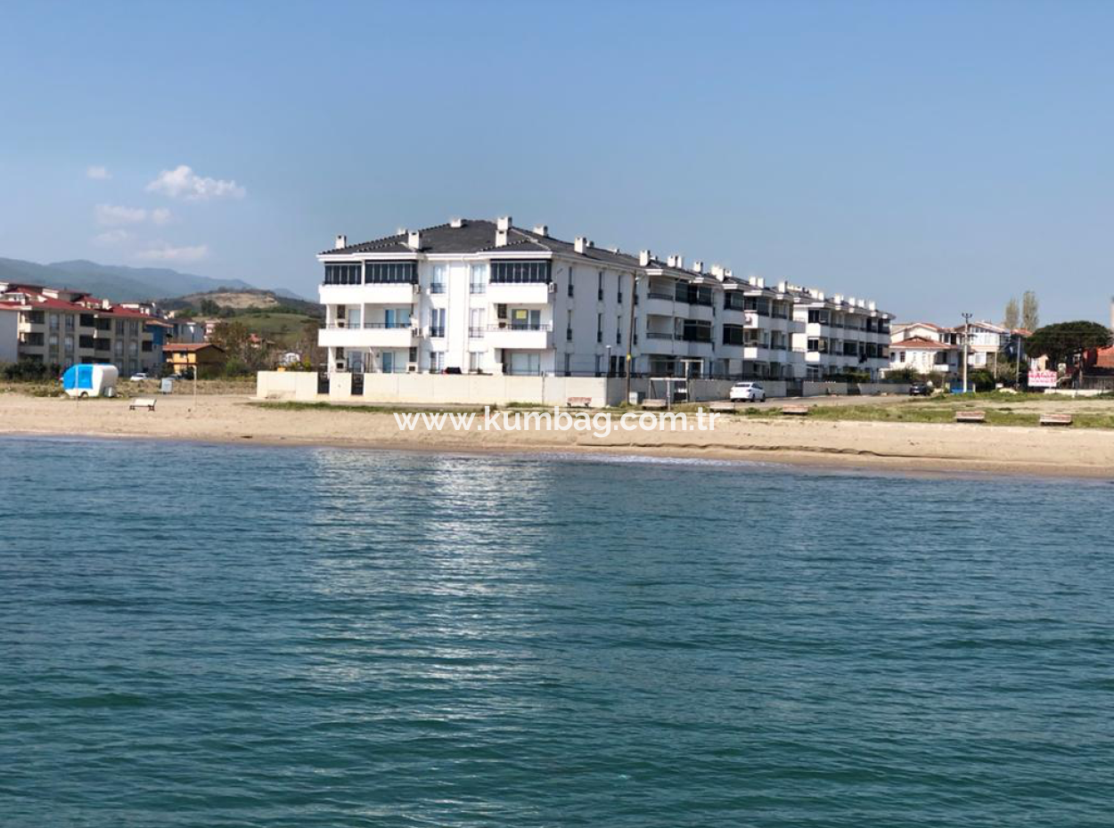 Kumbağ'da Denize Sıfır Havuzlu Sitede Satılık Eşyalı 2+1 Daire